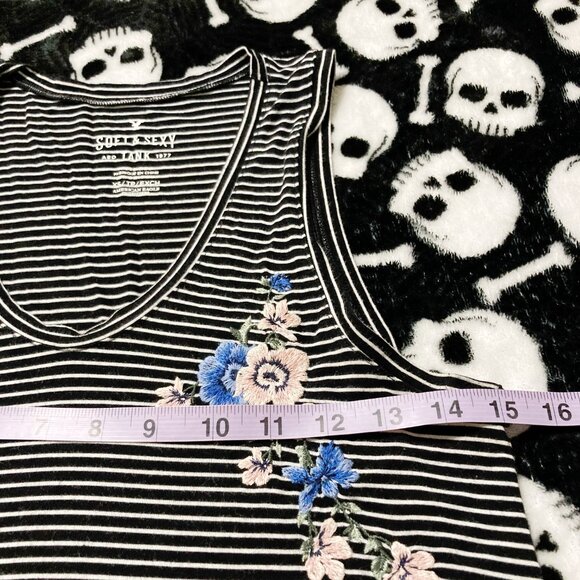 AMERICAN EAGLE Black and white striped floral embroidery tank top ~ XS SMALL tee - Picture 11 of 14